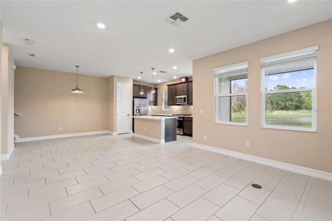 Townhouse in ESTANCIA

 in Wesley Chapel, Florida 4 bedrooms, 171.31 sq.m. № 1796922 - photo 11