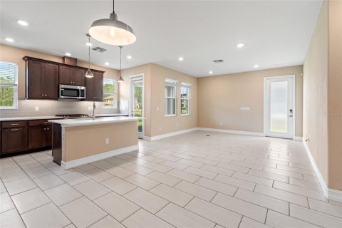 Townhouse in ESTANCIA

 in Wesley Chapel, Florida 4 bedrooms, 171.31 sq.m. № 1796922 - photo 7