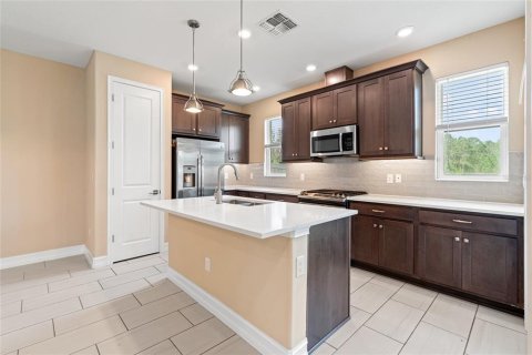 Townhouse in ESTANCIA

 in Wesley Chapel, Florida 4 bedrooms, 171.31 sq.m. № 1796922 - photo 6
