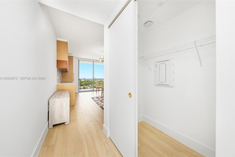 Condo in Miami, Florida  № 2257365 - photo 12
