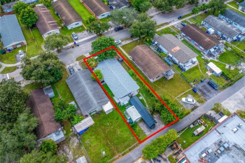 Propiedad comercial en venta en Hollywood, Florida, 155.05 m2 № 2016064 - foto 10