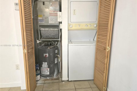 Condominio en alquiler en Hialeah, Florida, 2 dormitorios, 82.03 m2 № 2020676 - foto 2