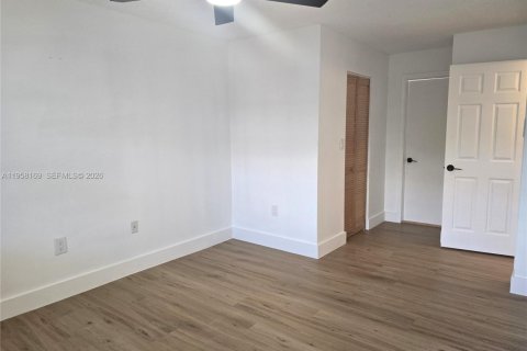 Condominio en alquiler en Hialeah, Florida, 2 dormitorios, 82.03 m2 № 2020676 - foto 3