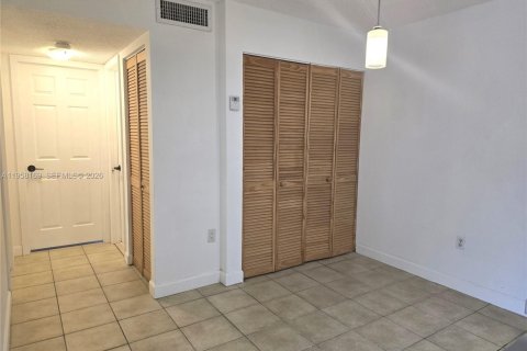 Condominio en alquiler en Hialeah, Florida, 2 dormitorios, 82.03 m2 № 2020676 - foto 6