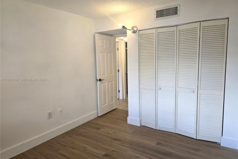 Condominio en alquiler en Hialeah, Florida, 2 dormitorios, 82.03 m2 № 2020676 - foto 8