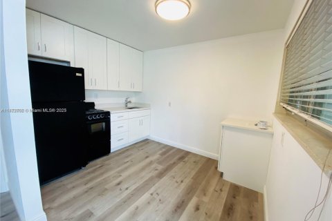 Propiedad comercial en venta en Hallandale Beach, Florida, 97.18 m2 № 1990399 - foto 10