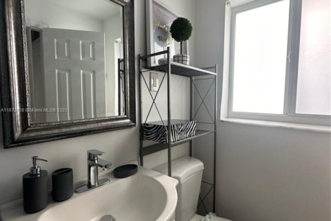 Propiedad comercial en venta en Hallandale Beach, Florida, 97.18 m2 № 1990399 - foto 18