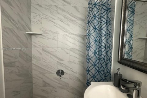 Propiedad comercial en venta en Hallandale Beach, Florida, 97.18 m2 № 1990399 - foto 19