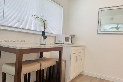 Propiedad comercial en venta en Hallandale Beach, Florida, 97.18 m2 № 1990399 - foto 6