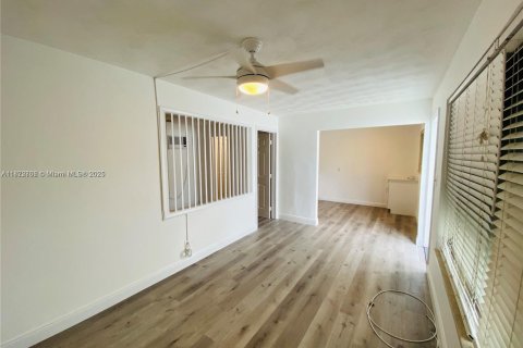 Propiedad comercial en venta en Hallandale Beach, Florida, 97.18 m2 № 1990399 - foto 9