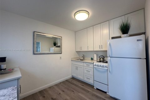 Propiedad comercial en venta en Hallandale Beach, Florida, 97.18 m2 № 1990399 - foto 12