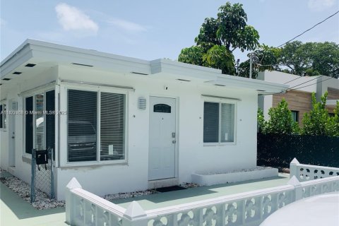 Propiedad comercial en venta en Hallandale Beach, Florida, 97.18 m2 № 1990399 - foto 1