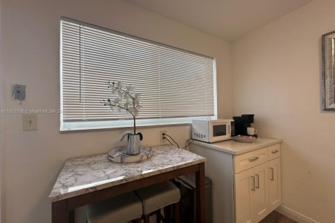 Propiedad comercial en venta en Hallandale Beach, Florida, 97.18 m2 № 1990399 - foto 13