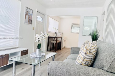 Propiedad comercial en venta en Hallandale Beach, Florida, 97.18 m2 № 1990399 - foto 3