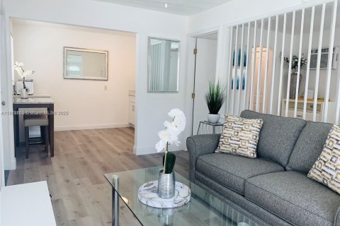 Propiedad comercial en venta en Hallandale Beach, Florida, 97.18 m2 № 1990399 - foto 2