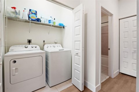 Adosado en venta en Miami Lakes, Florida, 3 dormitorios, 147.34 m2 № 1933089 - foto 18