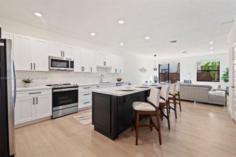 Townhouse in Miami Lakes, Florida 3 bedrooms, 147.34 sq.m. № 1933089 - photo 4