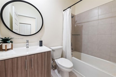 Adosado en venta en Miami Lakes, Florida, 3 dormitorios, 147.34 m2 № 1933089 - foto 16
