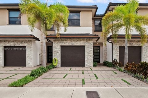 Adosado en venta en Miami Lakes, Florida, 3 dormitorios, 147.34 m2 № 1933089 - foto 1