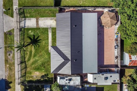 Casa en venta en Miami, Florida, 5 dormitorios, 172.98 m2 № 1969689 - foto 5