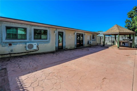 Casa en venta en Miami, Florida, 5 dormitorios, 172.98 m2 № 1969689 - foto 9