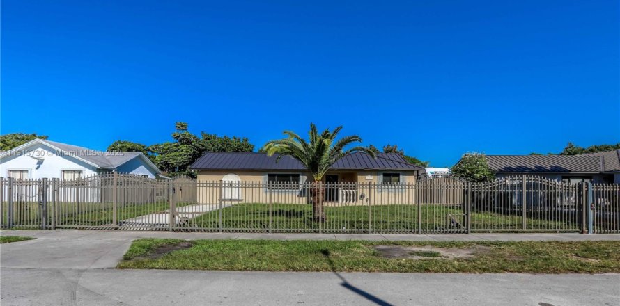 Casa en Miami, Florida 5 dormitorios, 172.98 m2 № 1969689