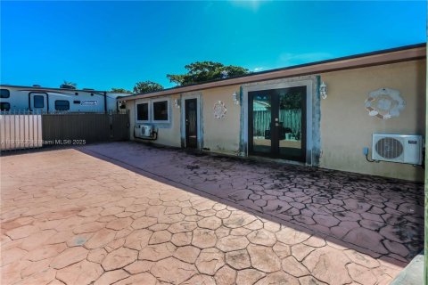 Casa en venta en Miami, Florida, 5 dormitorios, 172.98 m2 № 1969689 - foto 7