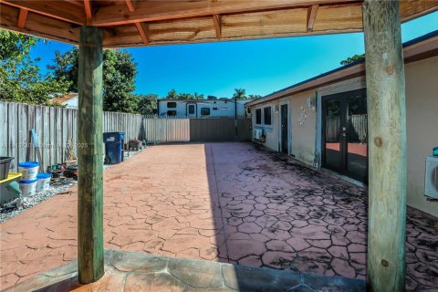 Casa en venta en Miami, Florida, 5 dormitorios, 172.98 m2 № 1969689 - foto 6