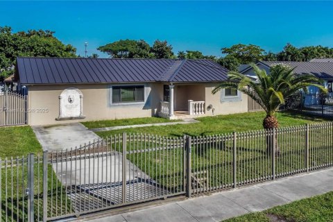 Casa en venta en Miami, Florida, 5 dormitorios, 172.98 m2 № 1969689 - foto 2