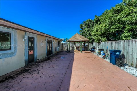 Casa en venta en Miami, Florida, 5 dormitorios, 172.98 m2 № 1969689 - foto 8