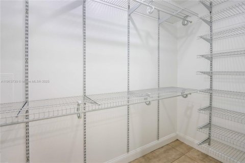 Casa en venta en Miami, Florida, 5 dormitorios, 172.98 m2 № 1969689 - foto 23