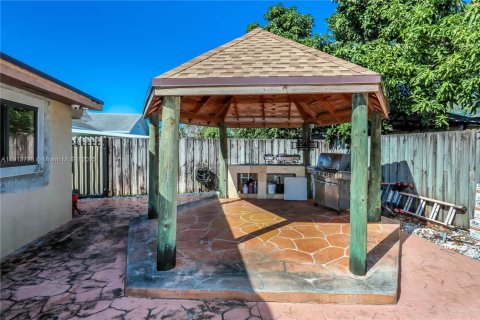 Casa en venta en Miami, Florida, 5 dormitorios, 172.98 m2 № 1969689 - foto 10