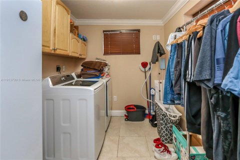 Casa en venta en Miami, Florida, 5 dormitorios, 172.98 m2 № 1969689 - foto 11