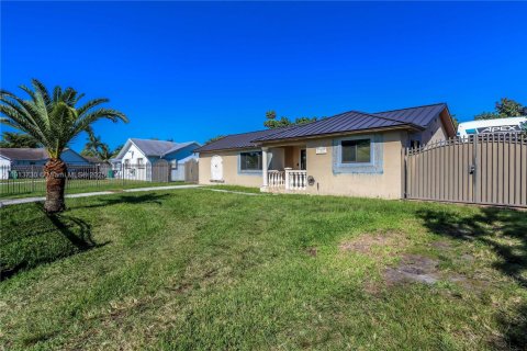 Casa en venta en Miami, Florida, 5 dormitorios, 172.98 m2 № 1969689 - foto 18