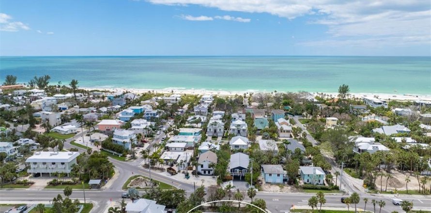 Commercial property in Holmes Beach, Florida 4 bedrooms, 171.68 sq.m. № 1689884