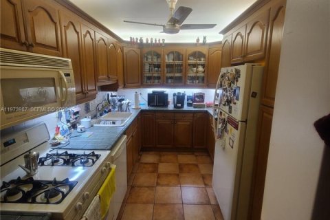 Condominio en venta en Hallandale Beach, Florida, 2 dormitorios, 102.19 m2 № 2243051 - foto 13
