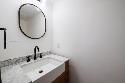 Townhouse in Coral Gables, Florida 2 bedrooms, 140.75 sq.m. № 1891656 - photo 22