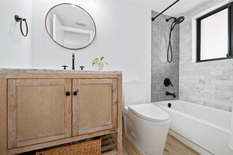 Townhouse in Coral Gables, Florida 2 bedrooms, 140.75 sq.m. № 1891656 - photo 21