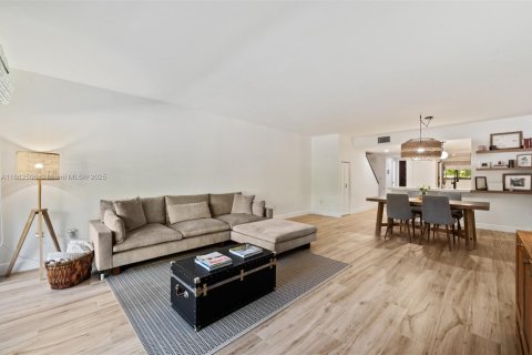 Townhouse in Coral Gables, Florida 2 bedrooms, 140.75 sq.m. № 1891656 - photo 2