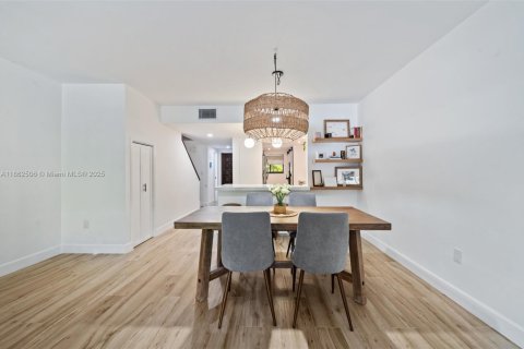 Townhouse in Coral Gables, Florida 2 bedrooms, 140.75 sq.m. № 1891656 - photo 5