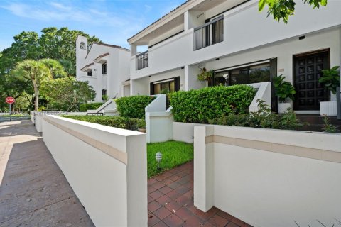 Townhouse in Coral Gables, Florida 2 bedrooms, 140.75 sq.m. № 1891656 - photo 27