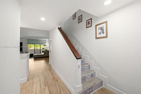 Townhouse in Coral Gables, Florida 2 bedrooms, 140.75 sq.m. № 1891656 - photo 12