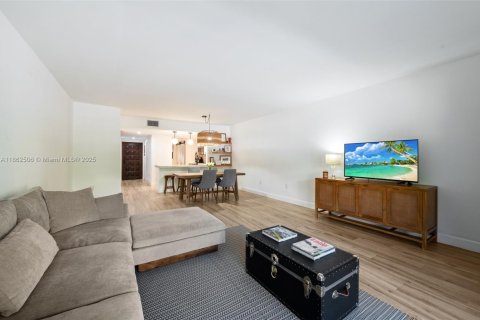 Townhouse in Coral Gables, Florida 2 bedrooms, 140.75 sq.m. № 1891656 - photo 4