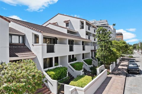 Townhouse in Coral Gables, Florida 2 bedrooms, 140.75 sq.m. № 1891656 - photo 25