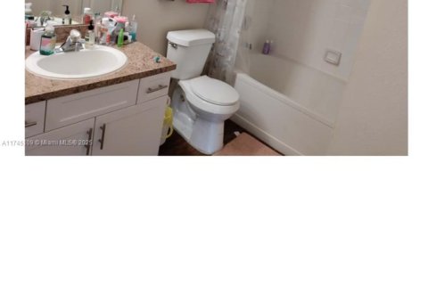 Condo in Pembroke Pines, Florida, 2 bedrooms  № 1691992 - photo 15