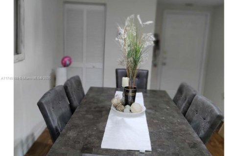 Condo in Pembroke Pines, Florida, 2 bedrooms  № 1691992 - photo 3