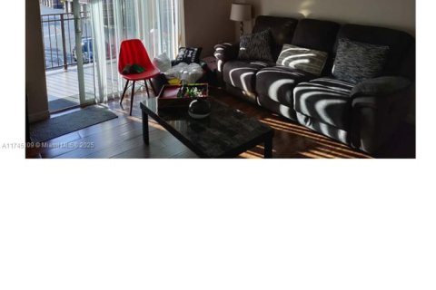 Condo in Pembroke Pines, Florida, 2 bedrooms  № 1691992 - photo 9