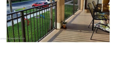 Condo in Pembroke Pines, Florida, 2 bedrooms  № 1691992 - photo 10