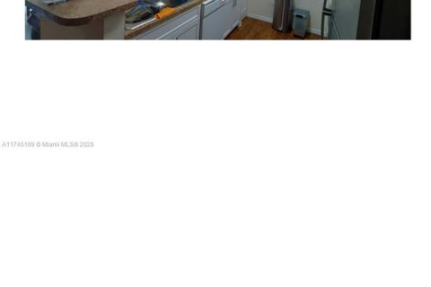 Condo in Pembroke Pines, Florida, 2 bedrooms  № 1691992 - photo 5