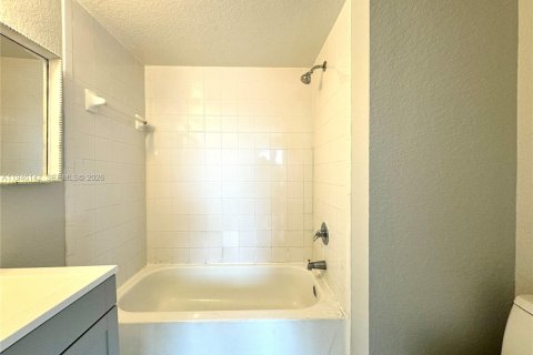 Copropriété à louer à Miami, Floride: 3 chambres, 106.84 m2 № 2002868 - photo 16